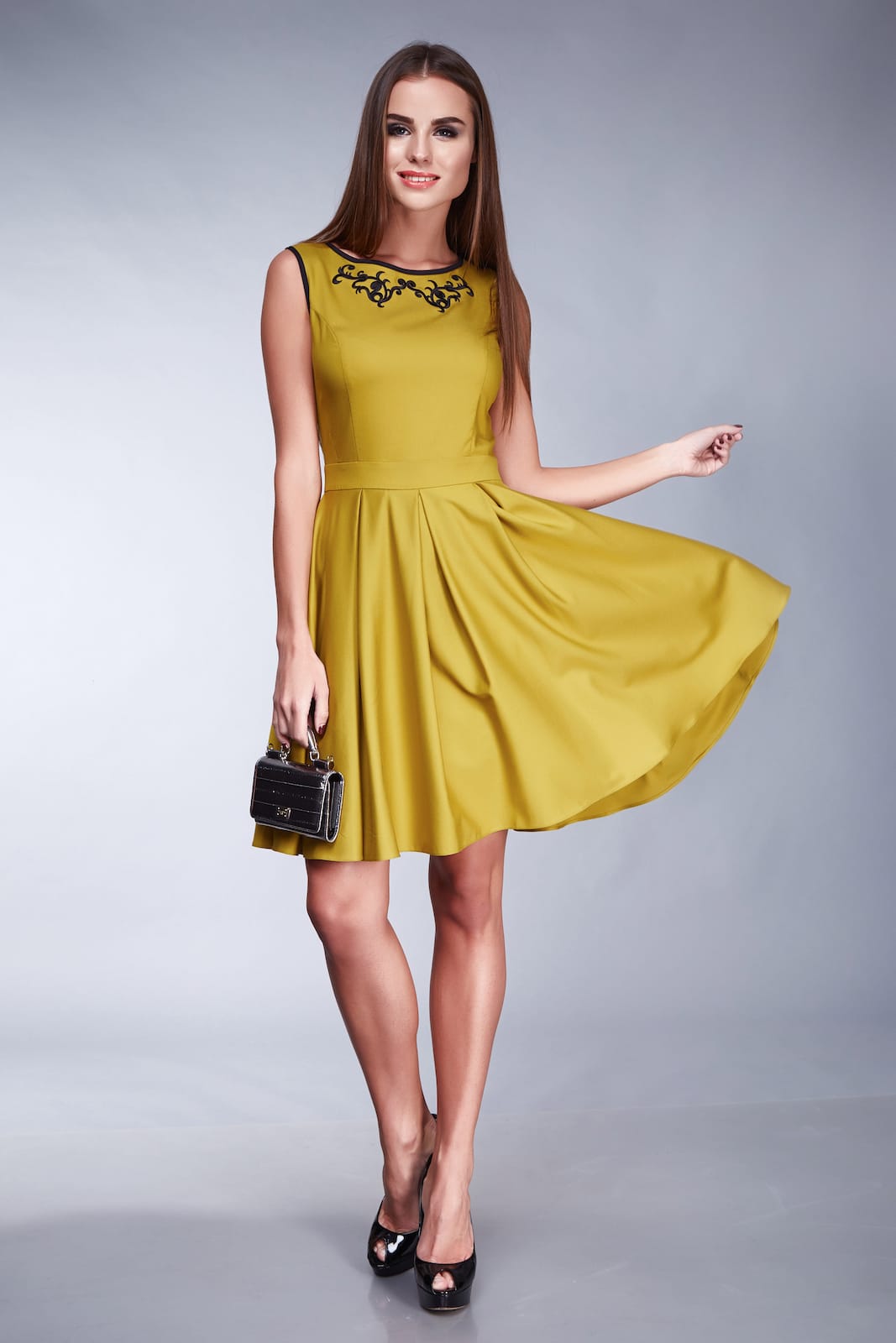 Tailleur con Bordi Neri e Ricamo