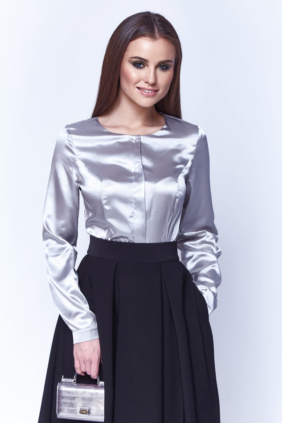 Camicia di seta con bottoni nascosti e maniche lunghe