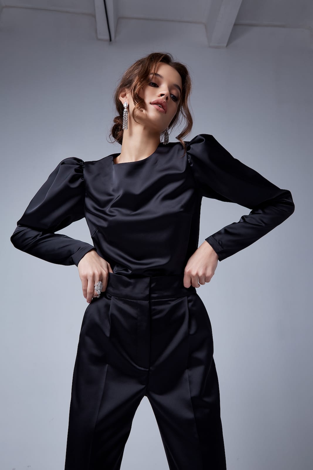 Completo in seta con spalline larghe e pantaloni a vita alta. Colore Black