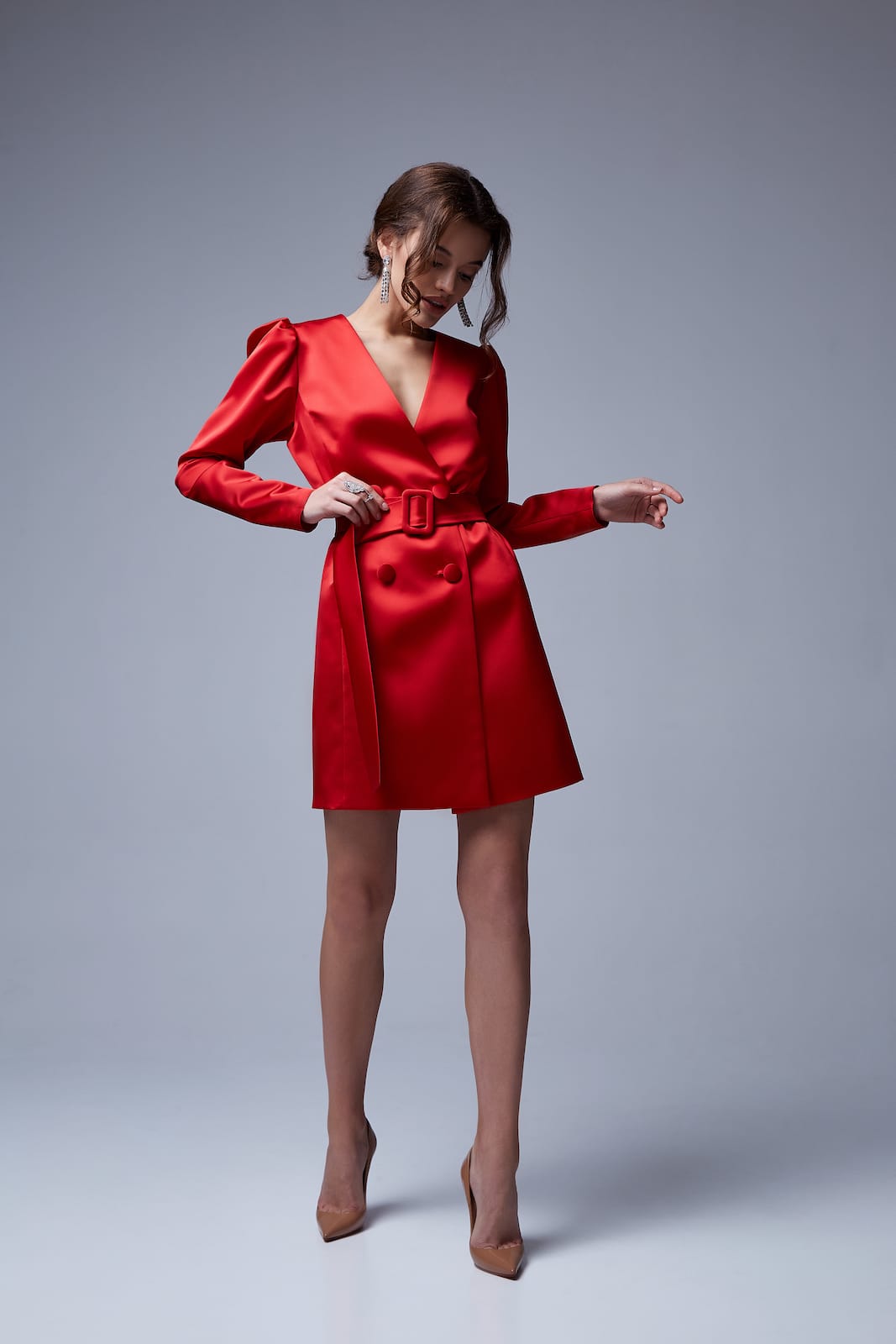 Vestito con maniche lunghe e cintura in simil raso