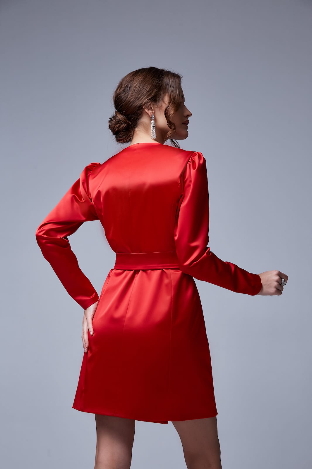 Vestito con maniche lunghe e cintura in simil raso