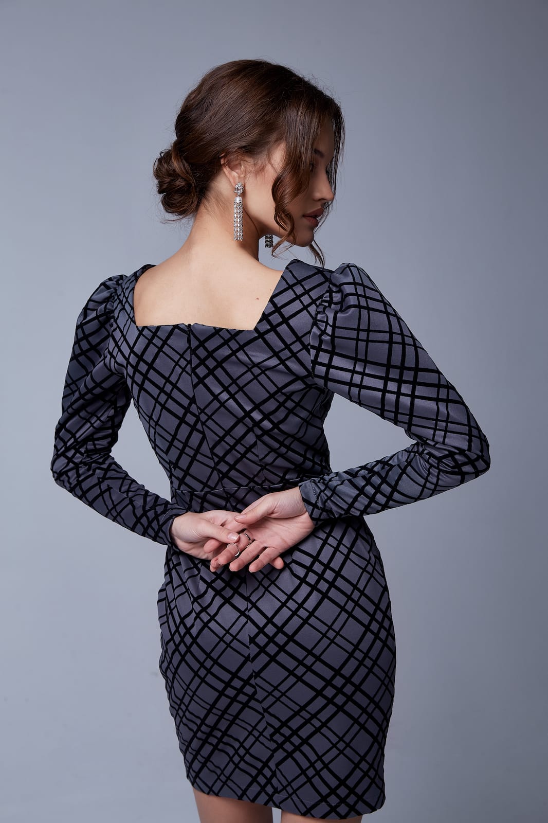 Vestito con manica a sbuffo e diagonali intrecciate