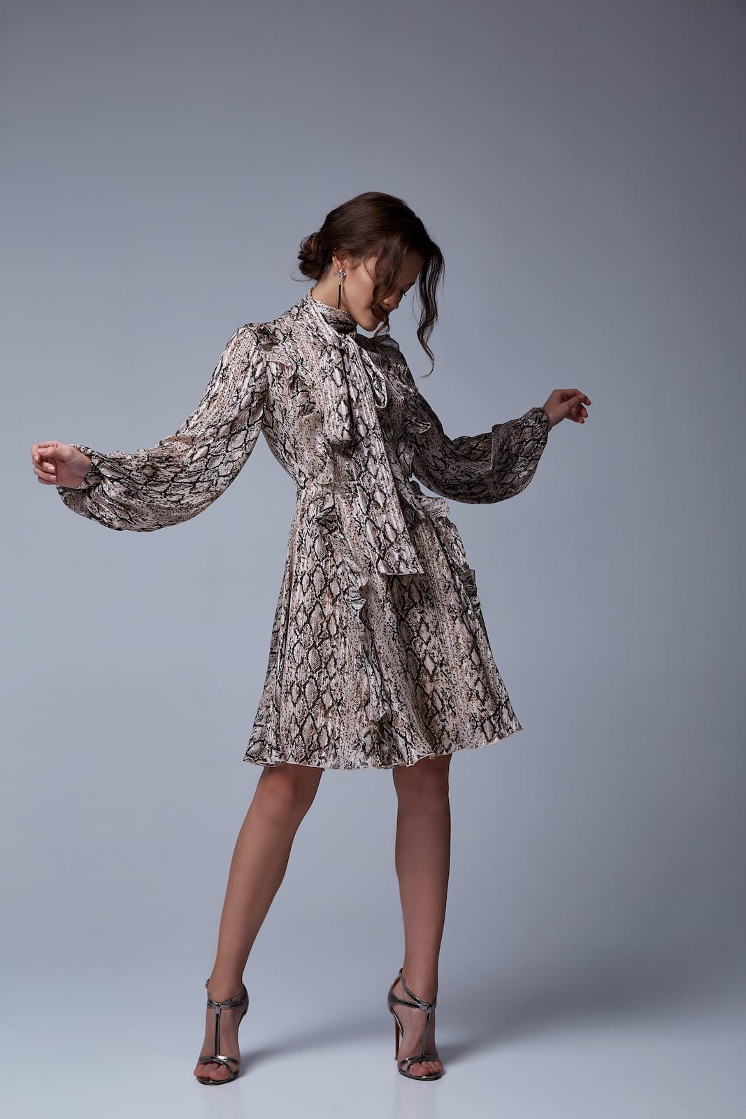 Vestito midi con sciarpa incorporata