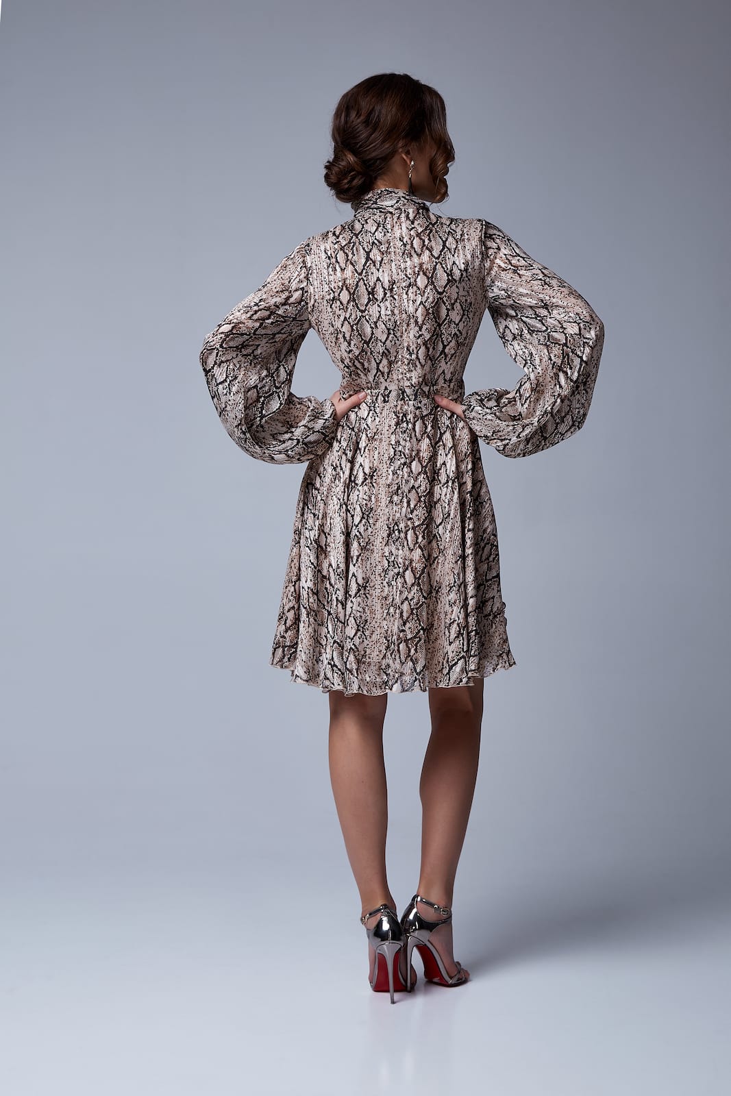 Vestito midi con sciarpa incorporata