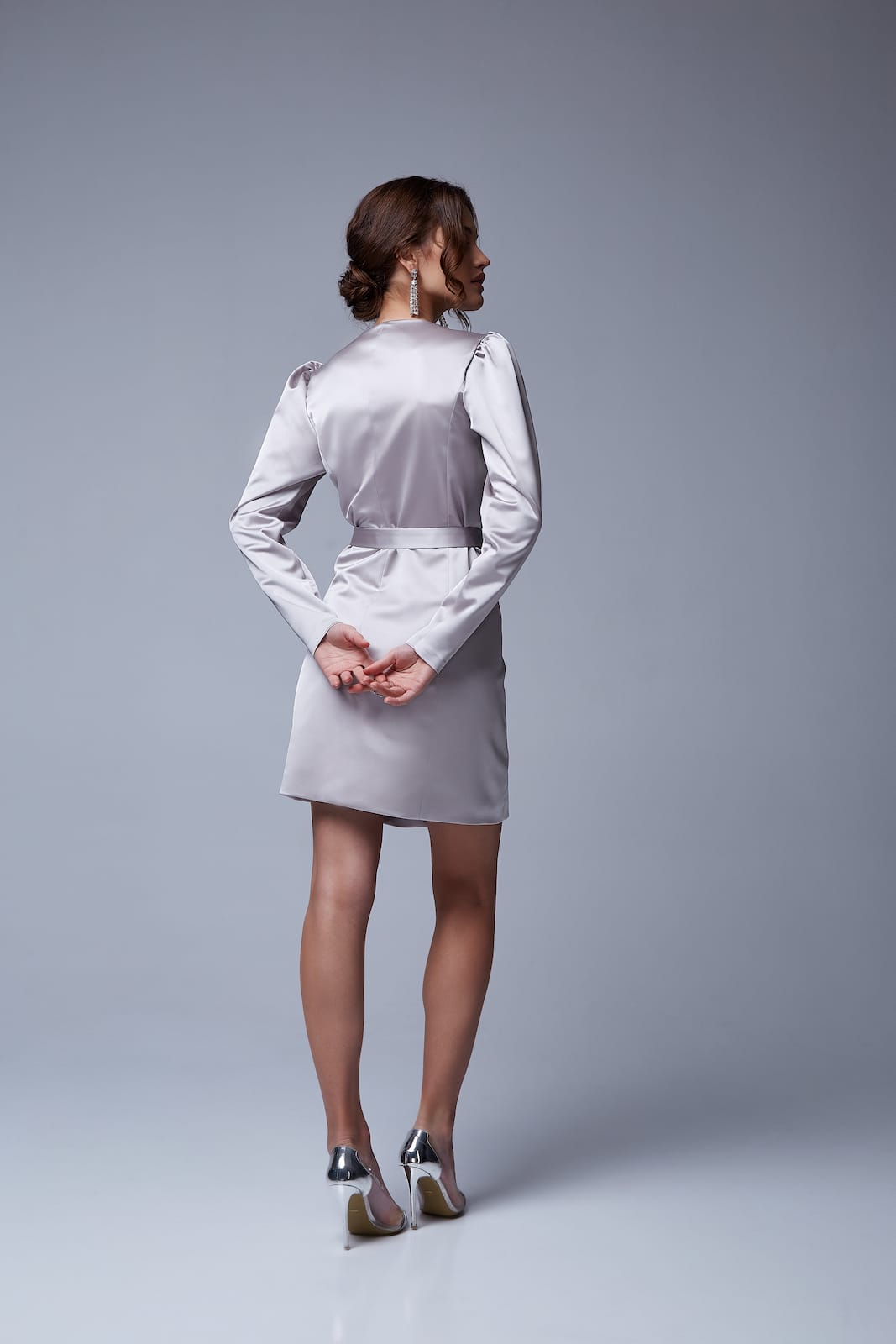 Vestito con maniche lunghe e cintura