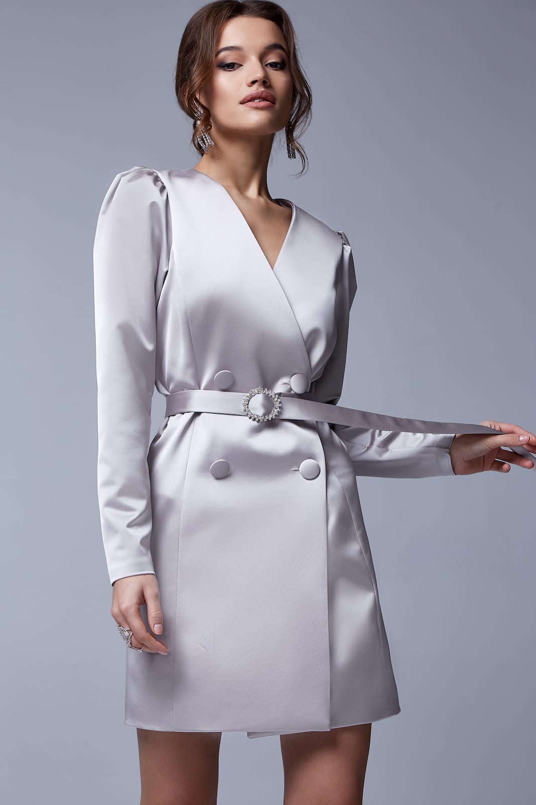 Vestito con maniche lunghe e cintura