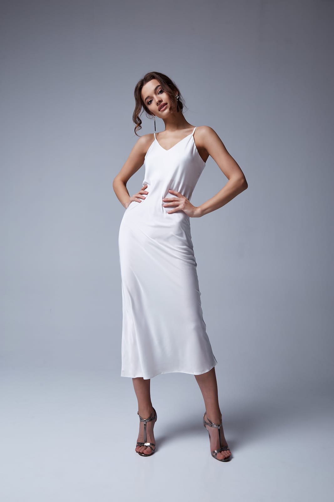 Vestito midi con spalline in raso