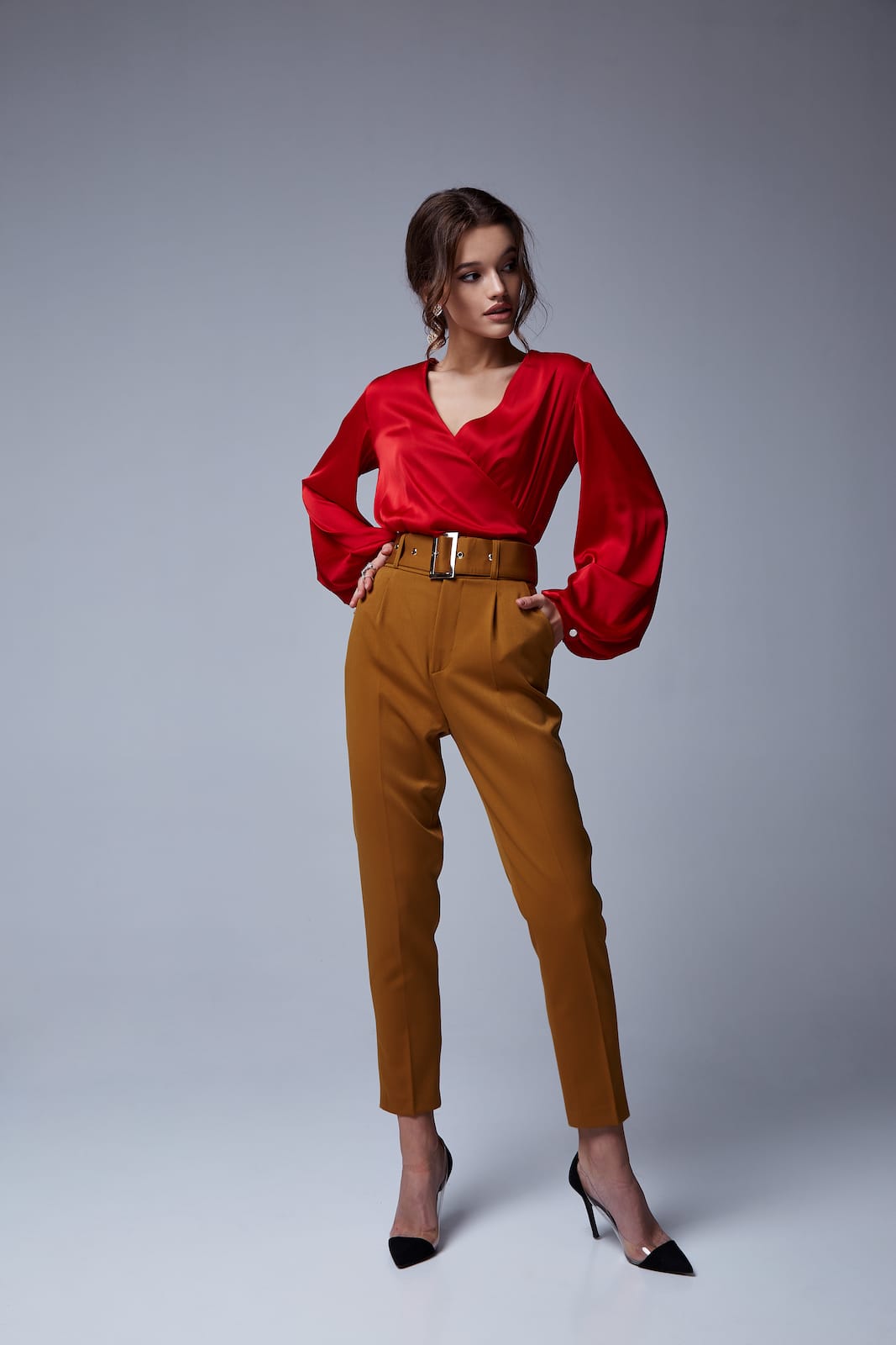 Pantaloni a vita bassa con cintura