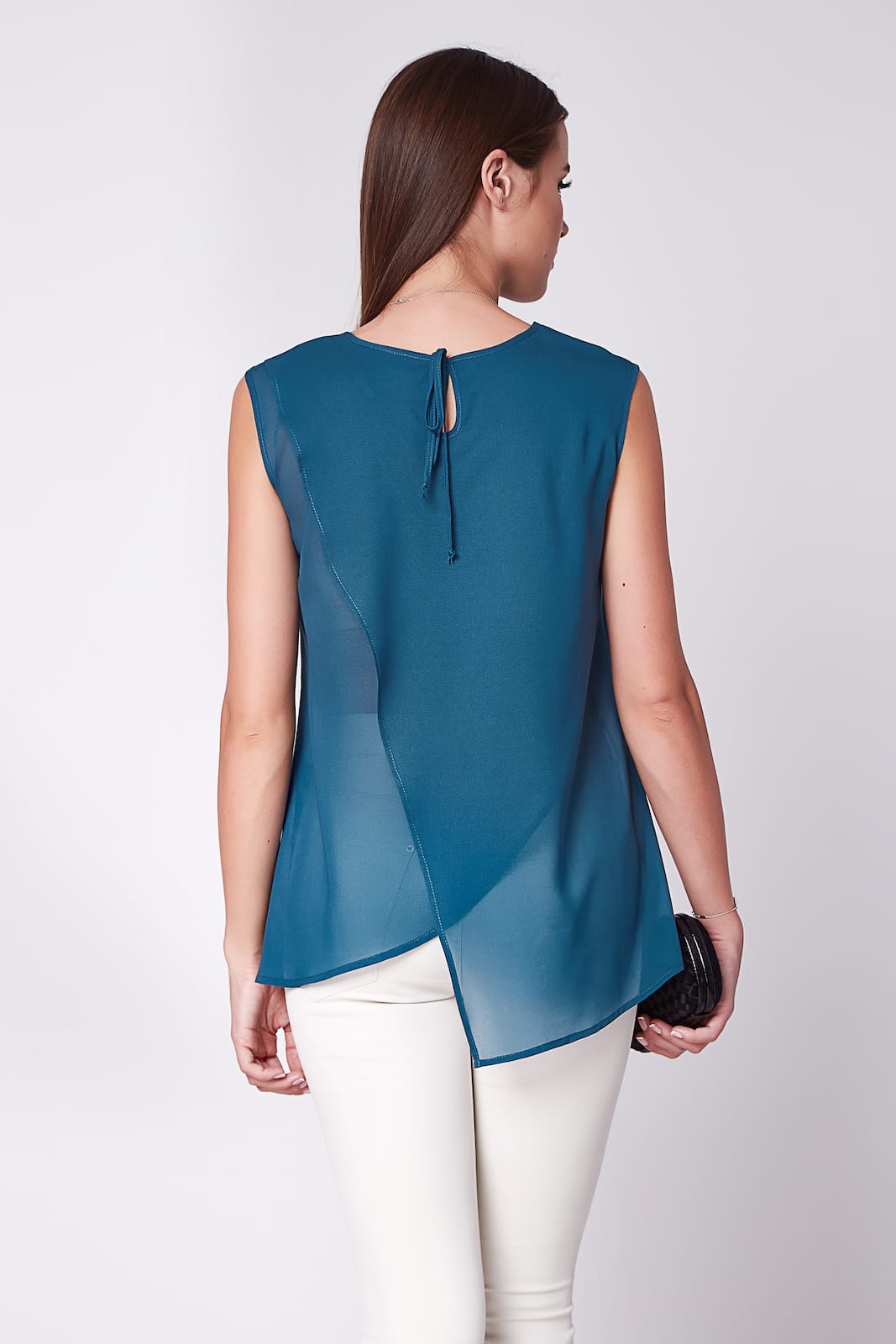 Blusa smanicata e semi trasparente