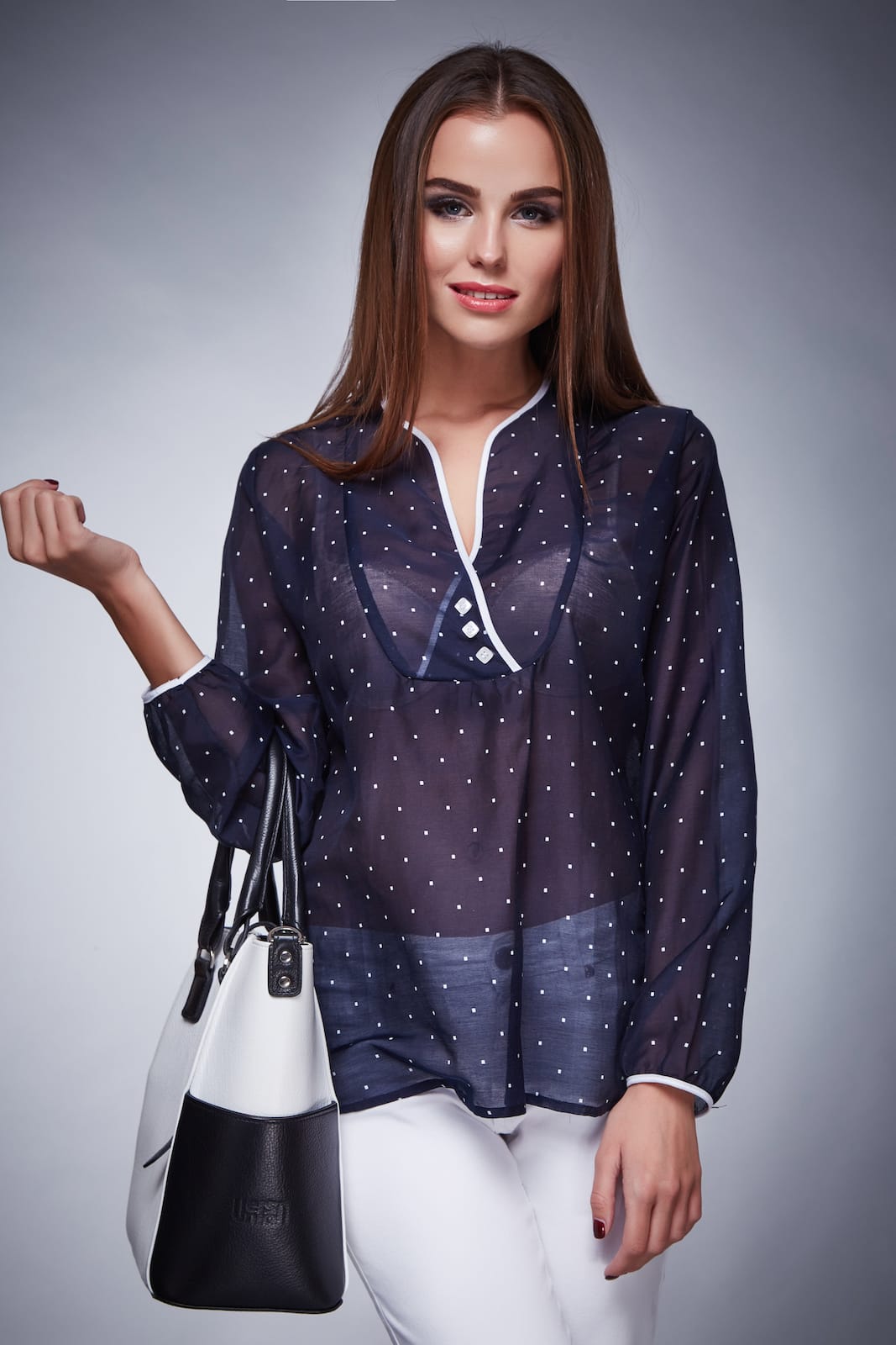Camicia semi trasparente con pois bianchi