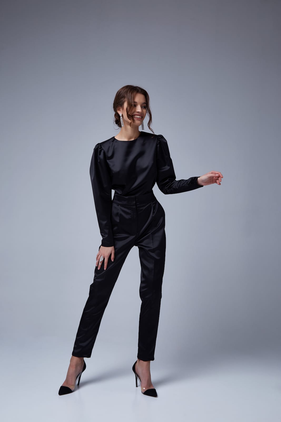 Completo in seta con spalline larghe e pantaloni a vita alta. Colore Black