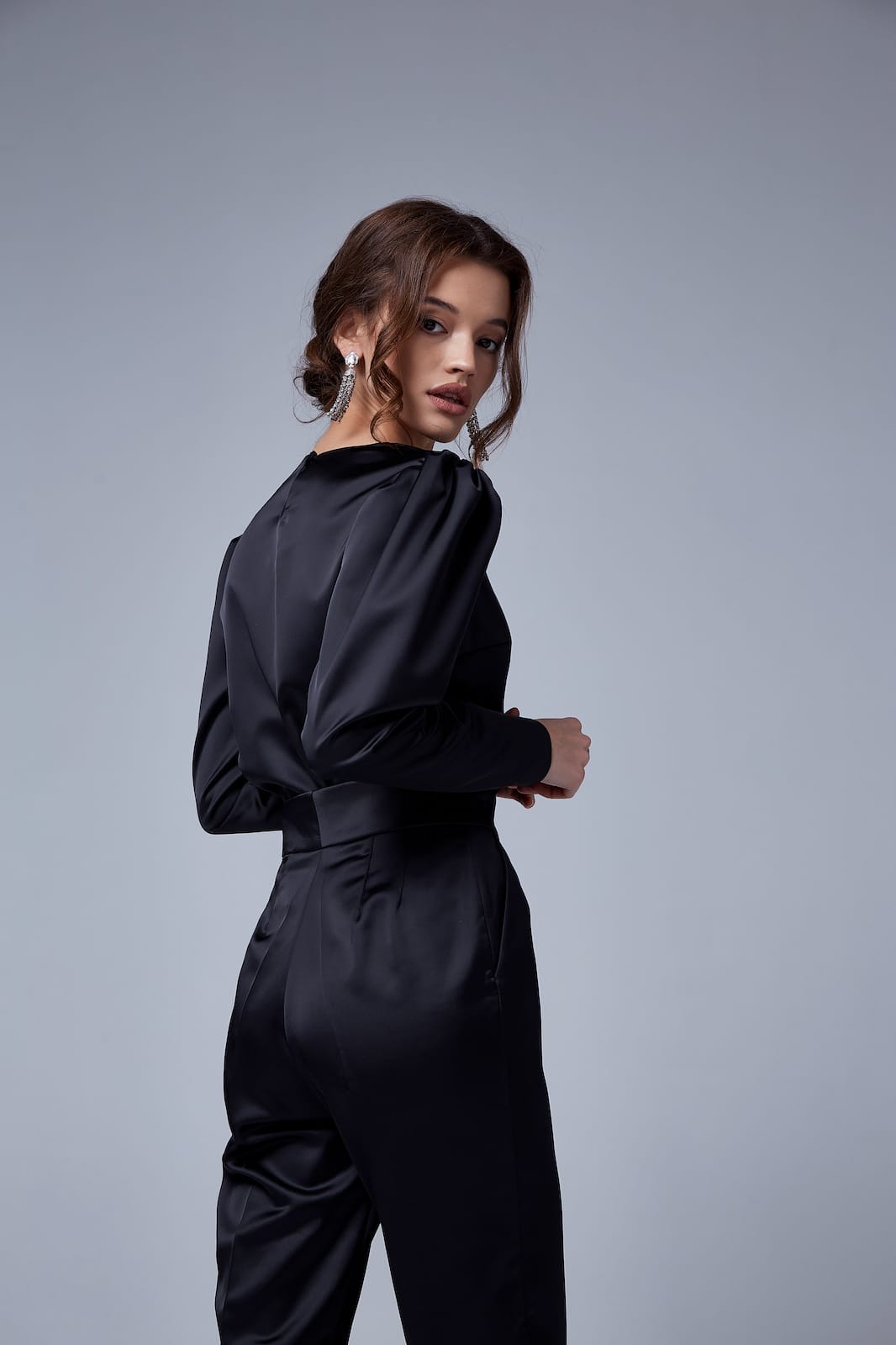 Completo in seta con spalline larghe e pantaloni a vita alta. Colore Black